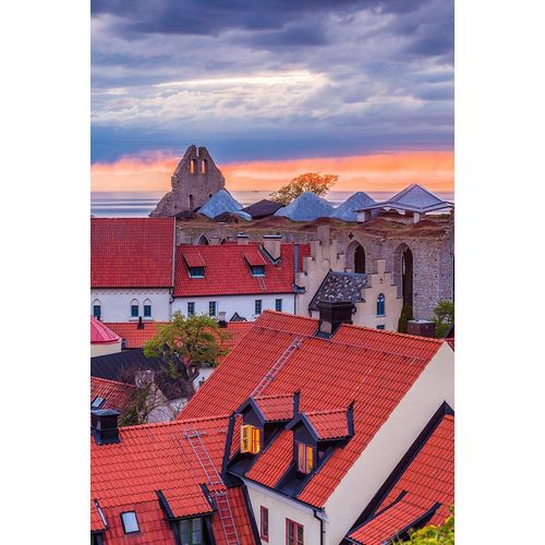 Bibikow, Walter 아티스트의 Sweden-Gotland Island-Visby-high angle city view-dusk작품입니다.